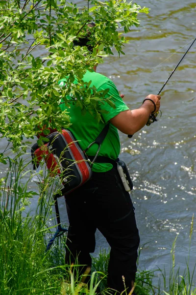 Pescador pescando en un río rápido — Foto de Stock