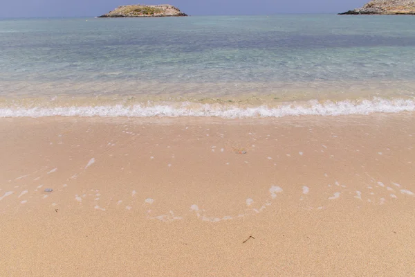 海上的泡沫，波浪，沙子。夏季休息 — 图库照片