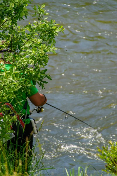 Pesca de pescador em um rio rápido — Fotografia de Stock