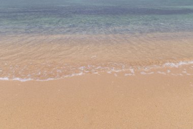 Deniz köpüğü, dalgalar, kum. Yaz dinlenme