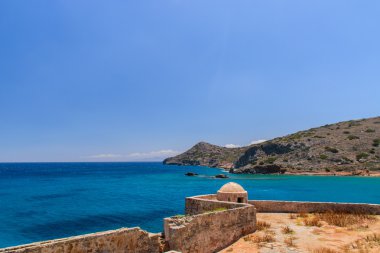 Muhteşem manzarası eşliğinde kalıntıları Spinalonga Island üzerinde