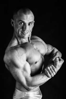 Farklı poz vücut geliştirmeci onların kas gösteren teşkil etmektedir. Karanlık bir arka plan üzerinde hata oluştu. Erkek gösteren kaslar zorlayarak. Güzel kas vücut atlet.