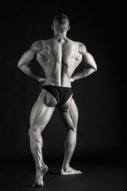 Farklı poz vücut geliştirmeci onların kas gösteren teşkil etmektedir. Karanlık bir arka plan üzerinde hata oluştu. Erkek gösteren kaslar zorlayarak. Güzel kas vücut atlet.