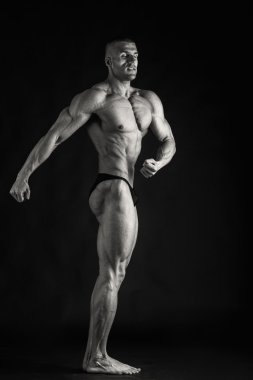 Farklı poz vücut geliştirmeci onların kas gösteren teşkil etmektedir. Karanlık bir arka plan üzerinde hata oluştu. Erkek gösteren kaslar zorlayarak. Güzel kas vücut atlet.