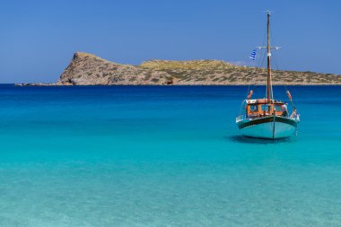 Mavi su ve bir gemi ile muhteşem defne