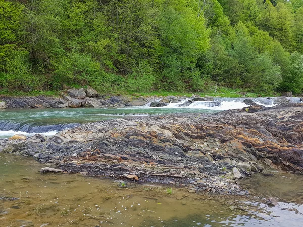 Gorgeous scenery on the mountain river. Summer vacation and holi — Stock Photo, Image