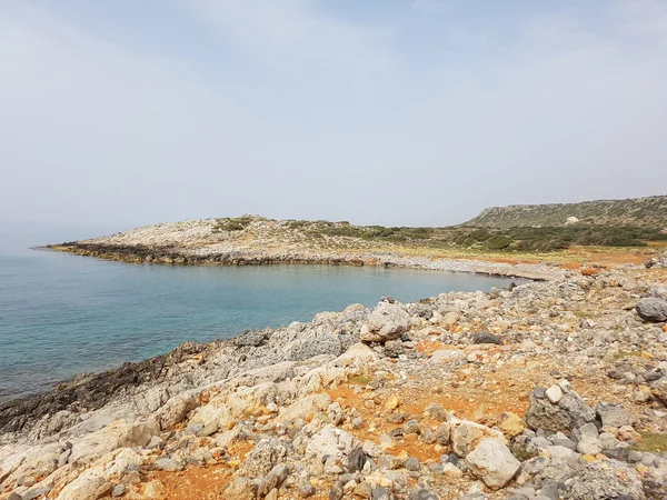 海景房在多云的天气。在前景岩石 — 图库照片