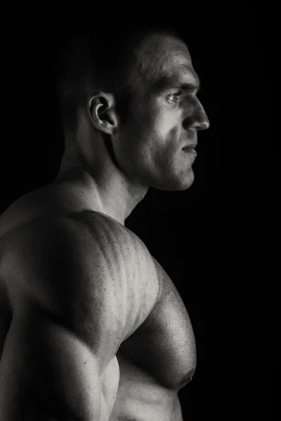 Cuerpo masculino elegante y musculoso sobre fondo negro — Foto de Stock