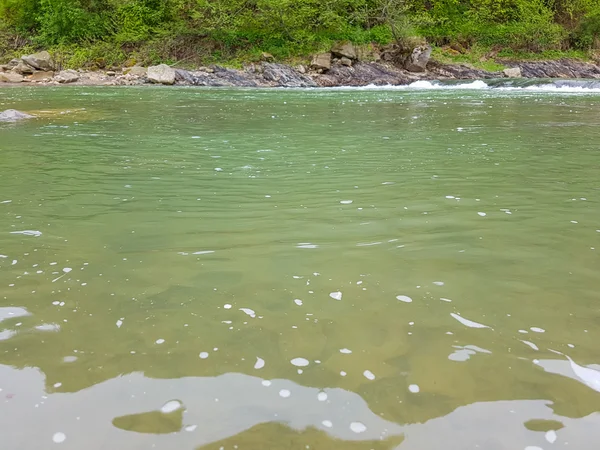 Traumhafte Landschaft am Gebirgsfluss. Sommerurlaub und Holi — Stockfoto
