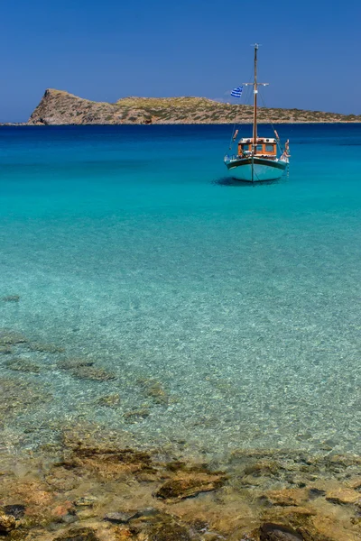 Fabulosa bahía con agua azul y un barco — Foto de Stock