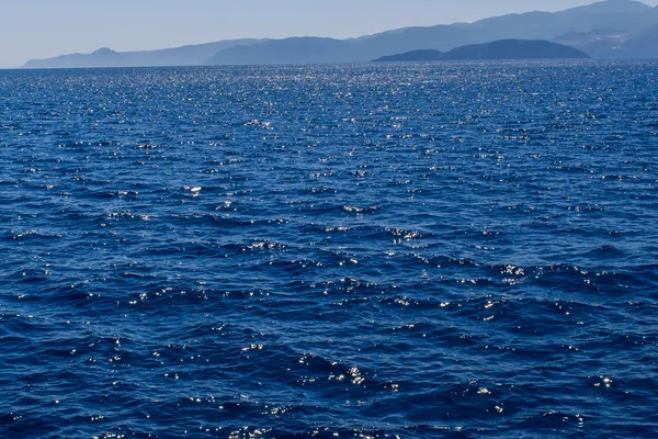 Vista desde el mar sobre las rocas en Grecia — Foto de Stock