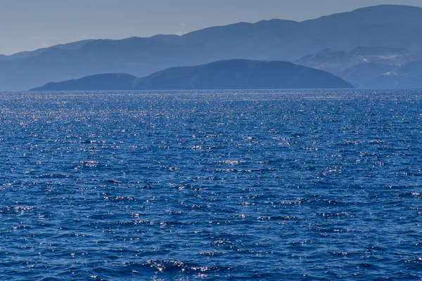 Vista desde el mar sobre las rocas en Grecia —  Fotos de Stock