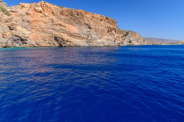 Вид с моря на скалы в Греции — стоковое фото