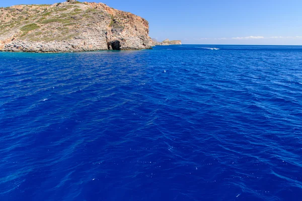 Vista desde el mar sobre las rocas en Grecia —  Fotos de Stock