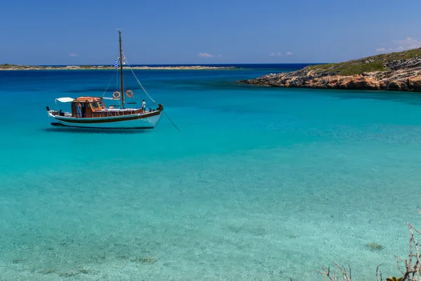 Fabulosa bahía con agua azul y un barco — Foto de Stock