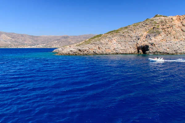 Vista desde el mar sobre las rocas en Grecia — Foto de Stock