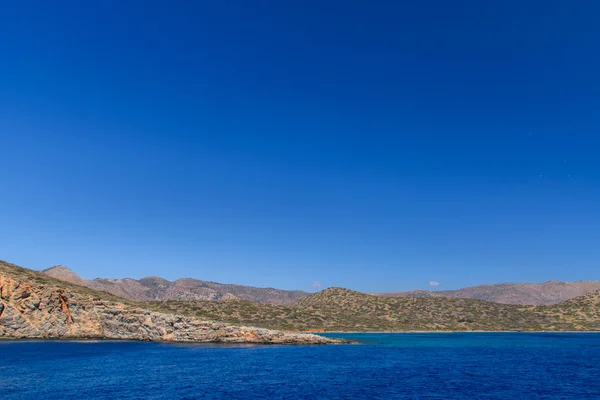 Vista desde el mar sobre las rocas en Grecia — Foto de Stock