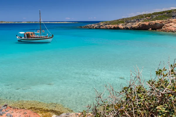 Fabulosa bahía con agua azul y un barco — Foto de Stock