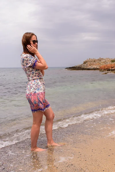 Beautiful woman walking on the beautiful beach — Stock Photo, Image