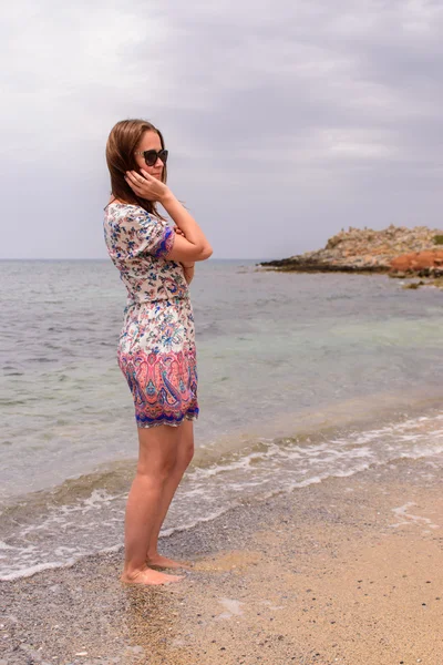 Beautiful woman walking on the beautiful beach — Stock Photo, Image