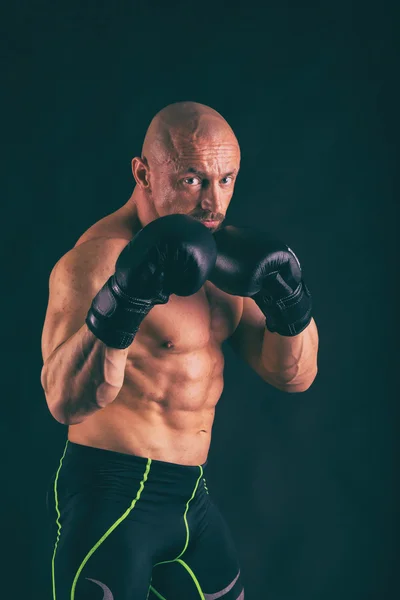 Homem muscular em preto — Fotografia de Stock