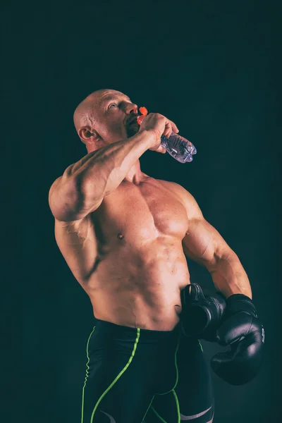 Musculoso hombre en negro —  Fotos de Stock