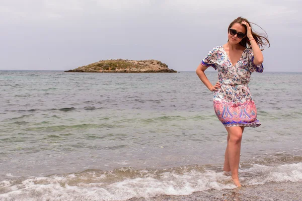 Beautiful woman walking on the beautiful beach — Stock Photo, Image