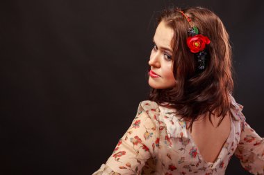 Karanlık bir arka plan üzerinde güzel, gizemli, şirin esmer. Siyah ve beyaz fotoğraf güzel gizemli esmer.