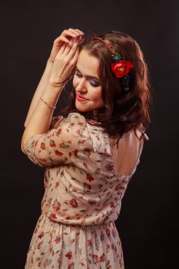 Karanlık bir arka plan üzerinde güzel, gizemli, şirin esmer. Siyah ve beyaz fotoğraf güzel gizemli esmer.