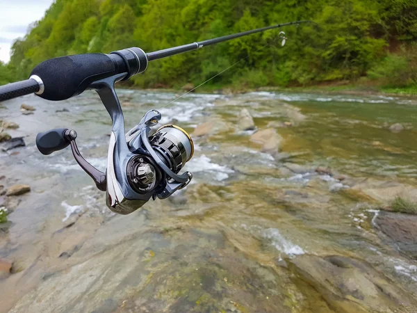 Pesca alla trota. All'aperto. Tempo libero — Foto Stock