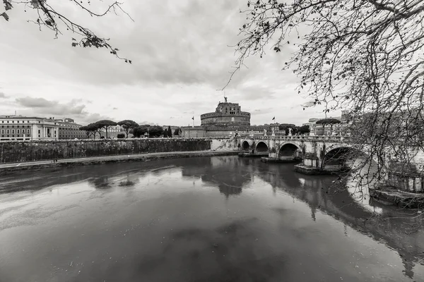 ローマのテヴェレ川のビュー — ストック写真