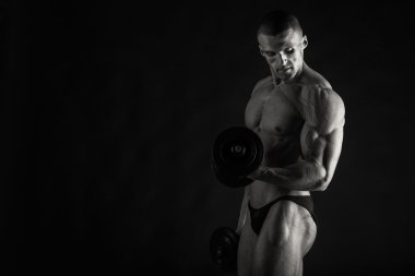 Farklı poz vücut geliştirmeci onların kas gösteren teşkil etmektedir. Karanlık bir arka plan üzerinde hata oluştu. Erkek gösteren kaslar zorlayarak. Güzel kas vücut atlet.