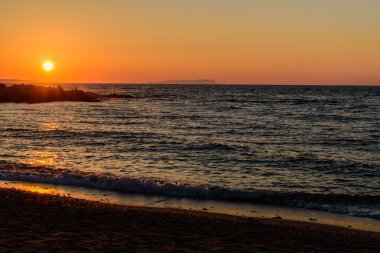 Deniz kıyısı üzerinde keyifli bir gün batımı
