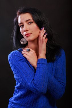 Bir çelenk içinde onun saç, siyah-beyaz fotoğraf ile güzel esmer