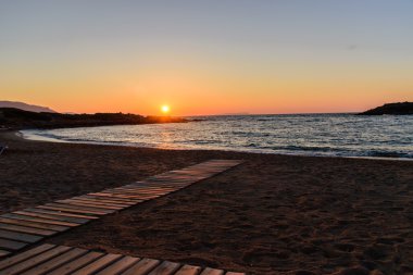 Deniz kıyısı üzerinde keyifli bir gün batımı