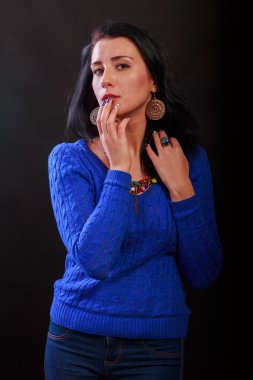 Bir çelenk içinde onun saç, siyah-beyaz fotoğraf ile güzel esmer