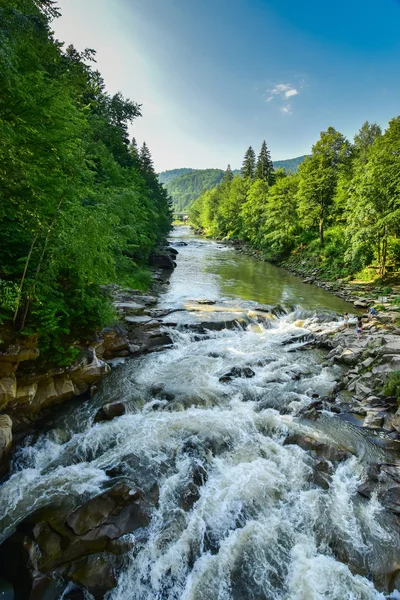 Muhteşem sahne dağ Nehri üzerinde. Yaz tatil ve bayram