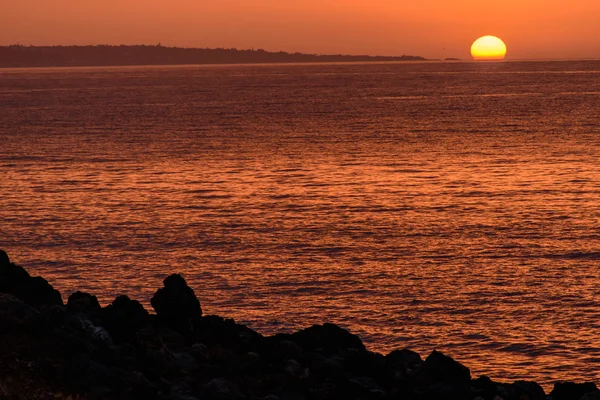 La magnífica puesta de sol a orillas del mar — Foto de Stock