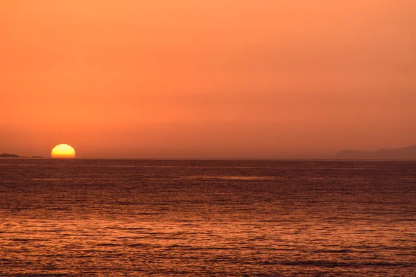 La magnífica puesta de sol a orillas del mar — Foto de Stock
