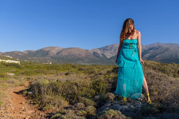 Schöne Mädchen am Strand in einem blauen Kleid. Freizeit auf See — Stockfoto