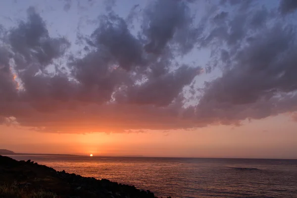 La magnífica puesta de sol a orillas del mar — Foto de Stock