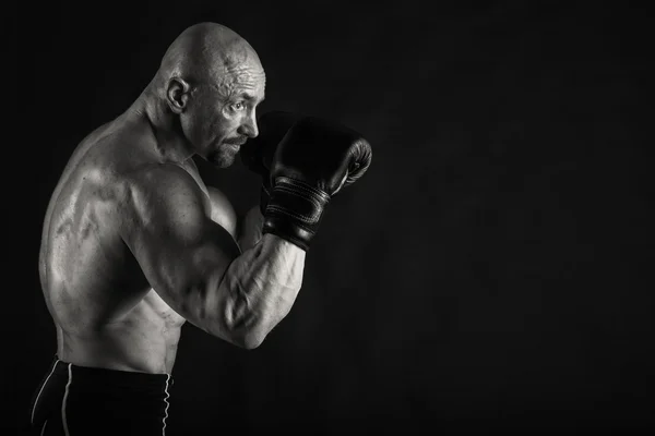 Bodybuilder berpose dalam pose yang berbeda menunjukkan otot mereka. Kegagalan pada latar belakang gelap. Pria menunjukkan otot tegang. Indah otot tubuh atlet . — Stok Foto