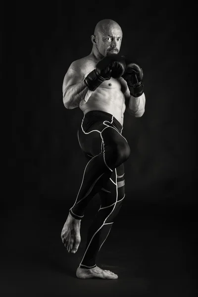 Kulturysta pozowanie w różnych pozach, wykazując ich mięśni. Awaria na ciemnym tle. Napinanie mięśni mężczyzna wyświetlone. Muskularne ciało sportowca. — Zdjęcie stockowe