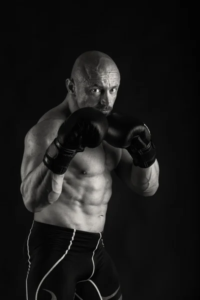 Bodybuilder poseren in verschillende poses aan te tonen hun spieren. Storing op een donkere achtergrond. Mannelijke weergegeven: spieren spannen. Mooi gespierd lichaam atleet. — Stockfoto