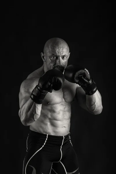 Bodybuilder poseren in verschillende poses aan te tonen hun spieren. Storing op een donkere achtergrond. Mannelijke weergegeven: spieren spannen. Mooi gespierd lichaam atleet. — Stockfoto