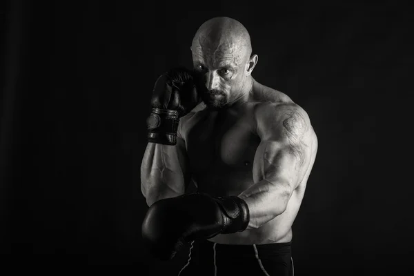 Bodybuilder posing in different poses demonstrating their muscles. Failure on a dark background. Male showing muscles straining. Beautiful muscular body athlete. — Stock Photo, Image