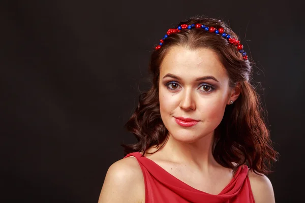 Ein Mädchen in einem kurzen Rock auf hellem Hintergrund. schöne junge Frau. schönes professionelles Make-up. — Stockfoto