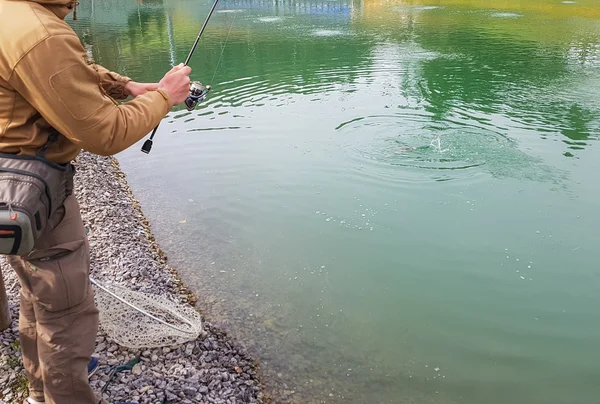 山の川で釣り。マス釣り。釣りの漁師 — ストック写真