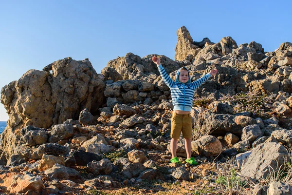 Ein fünfjähriger Junge, der in felsigem Gelände unterwegs ist — Stockfoto