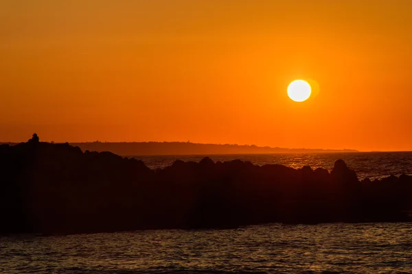 Um pôr-do-sol delicioso na praia — Fotografia de Stock